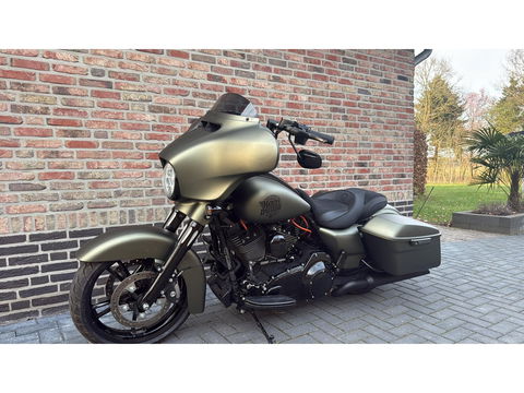 Harley Davidson 103 FLHXS Street Glide Special Streetglide Mat Groen Blackout