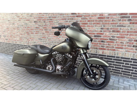 Harley Davidson 103 FLHXS Street Glide Special Streetglide Mat Groen Blackout