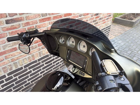 Harley Davidson 103 FLHXS Street Glide Special Streetglide Mat Groen Blackout