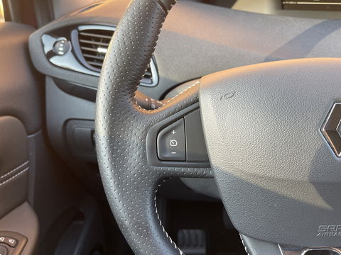 Renault Scénic 2.0 Bose | Automaat | Panoramadak | 17'' lichtmetaal | Trekhaak | Bose | Navigatie | Origineel Nederlands | Isofix |