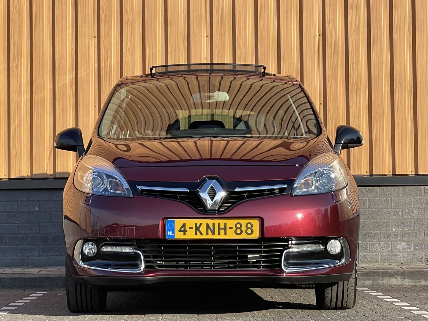 Renault Scénic 2.0 Bose | Automaat | Panoramadak | 17'' lichtmetaal | Trekhaak | Bose | Navigatie | Origineel Nederlands | Isofix |