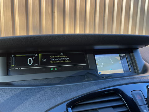 Renault Scénic 2.0 Bose | Automaat | Panoramadak | 17'' lichtmetaal | Trekhaak | Bose | Navigatie | Origineel Nederlands | Isofix |