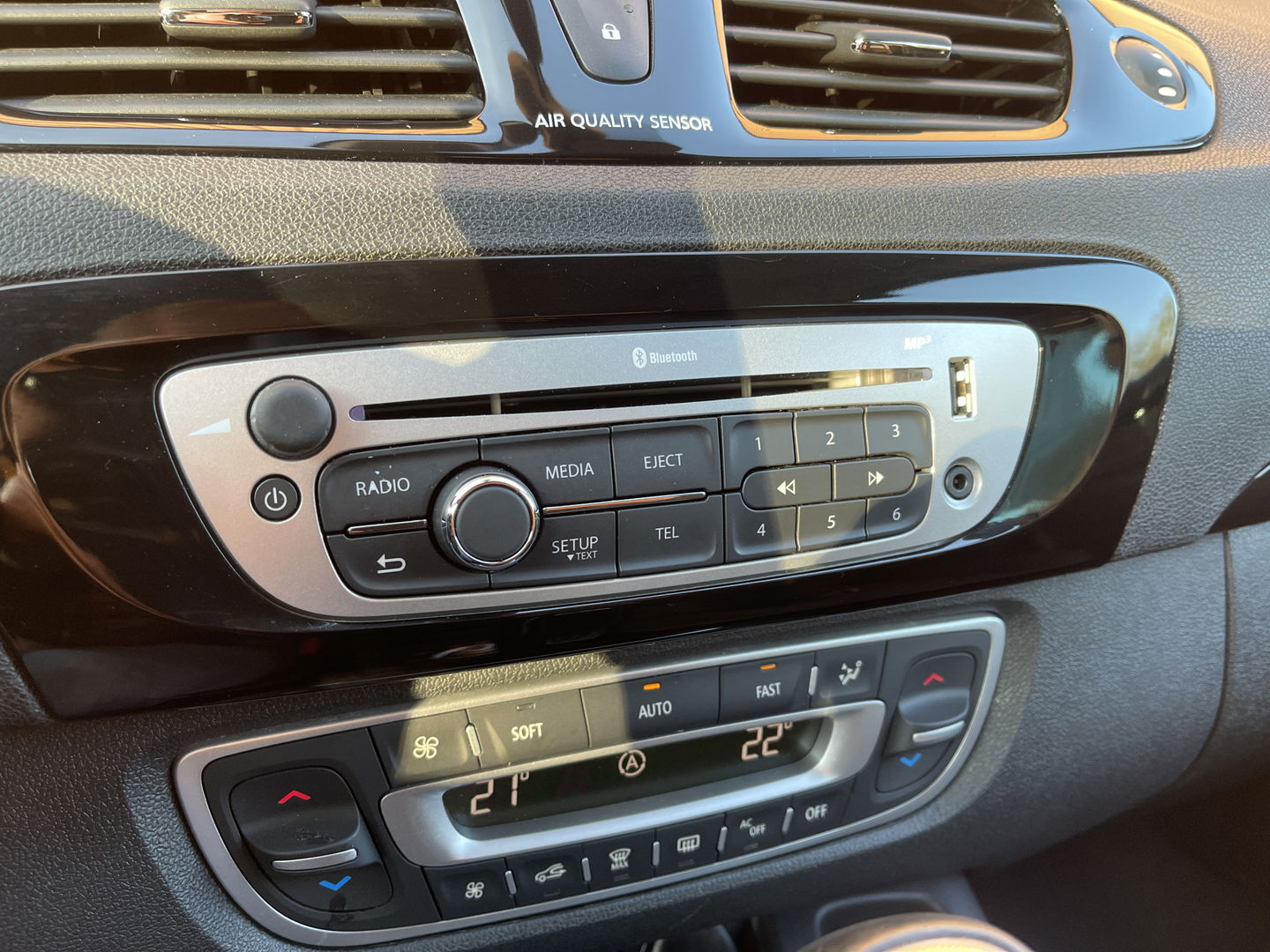 Renault Scénic 2.0 Bose | Automaat | Panoramadak | 17'' lichtmetaal | Trekhaak | Bose | Navigatie | Origineel Nederlands | Isofix |