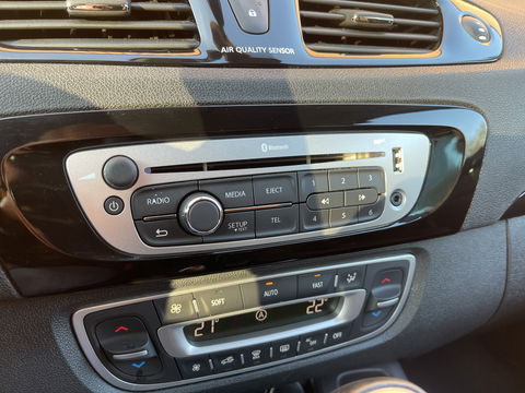 Renault Scénic 2.0 Bose | Automaat | Panoramadak | 17'' lichtmetaal | Trekhaak | Bose | Navigatie | Origineel Nederlands | Isofix |