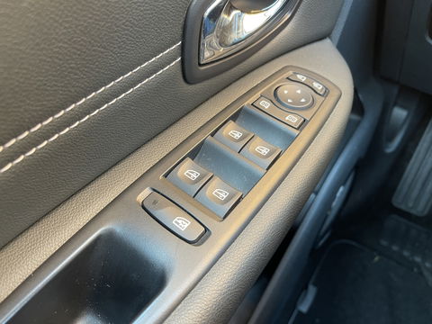 Renault Scénic 2.0 Bose | Automaat | Panoramadak | 17'' lichtmetaal | Trekhaak | Bose | Navigatie | Origineel Nederlands | Isofix |