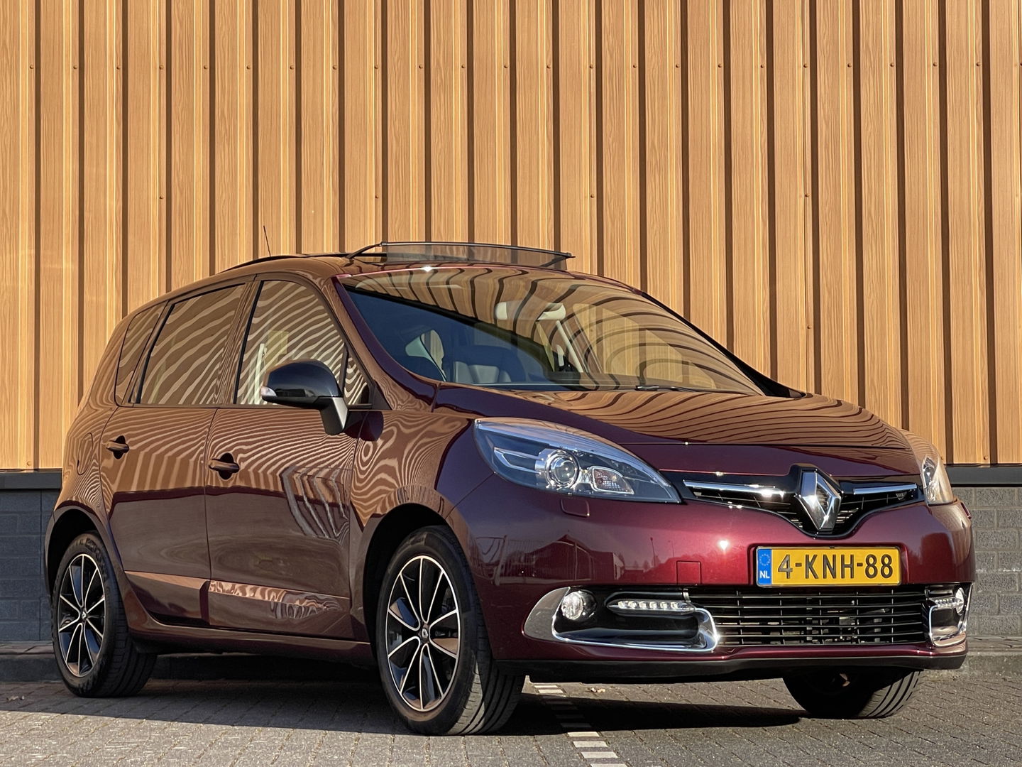 Renault Scénic 2.0 Bose | Automaat | Panoramadak | 17'' lichtmetaal | Trekhaak | Bose | Navigatie | Origineel Nederlands | Isofix |