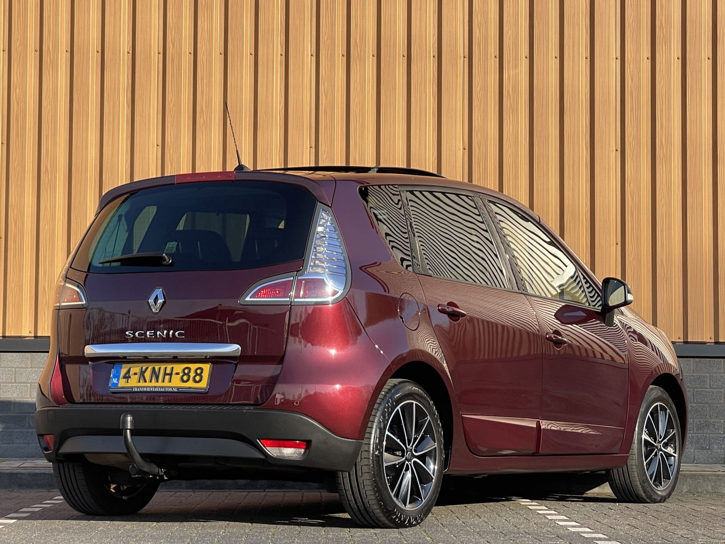 Renault Scénic 2.0 Bose | Automaat | Panoramadak | 17'' lichtmetaal | Trekhaak | Bose | Navigatie | Origineel Nederlands | Isofix |