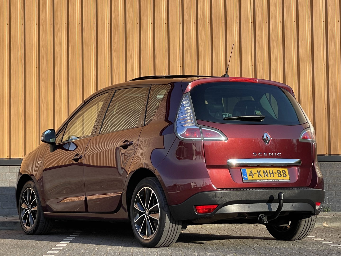 Renault Scénic 2.0 Bose | Automaat | Panoramadak | 17'' lichtmetaal | Trekhaak | Bose | Navigatie | Origineel Nederlands | Isofix |