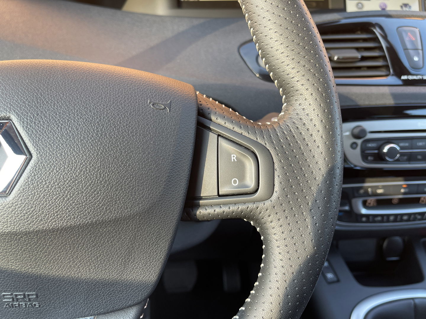 Renault Scénic 2.0 Bose | Automaat | Panoramadak | 17'' lichtmetaal | Trekhaak | Bose | Navigatie | Origineel Nederlands | Isofix |