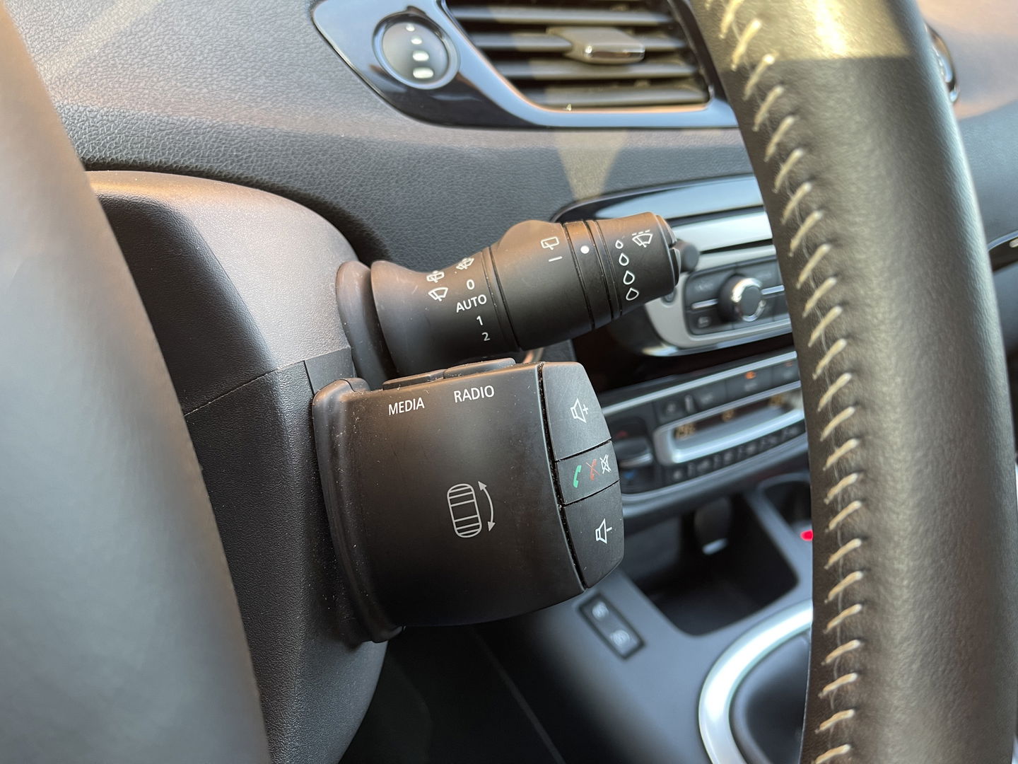 Renault Scénic 2.0 Bose | Automaat | Panoramadak | 17'' lichtmetaal | Trekhaak | Bose | Navigatie | Origineel Nederlands | Isofix |