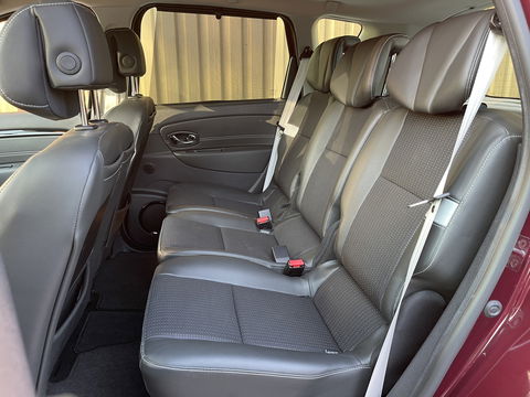 Renault Scénic 2.0 Bose | Automaat | Panoramadak | 17'' lichtmetaal | Trekhaak | Bose | Navigatie | Origineel Nederlands | Isofix |