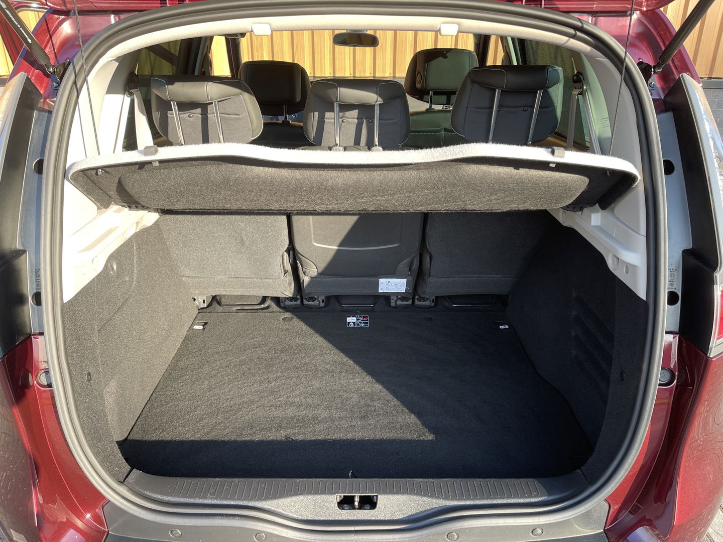 Renault Scénic 2.0 Bose | Automaat | Panoramadak | 17'' lichtmetaal | Trekhaak | Bose | Navigatie | Origineel Nederlands | Isofix |