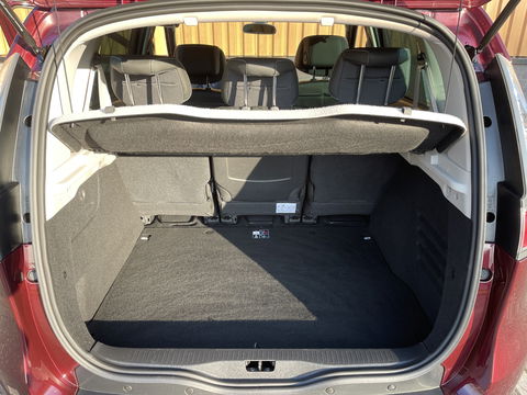 Renault Scénic 2.0 Bose | Automaat | Panoramadak | 17'' lichtmetaal | Trekhaak | Bose | Navigatie | Origineel Nederlands | Isofix |