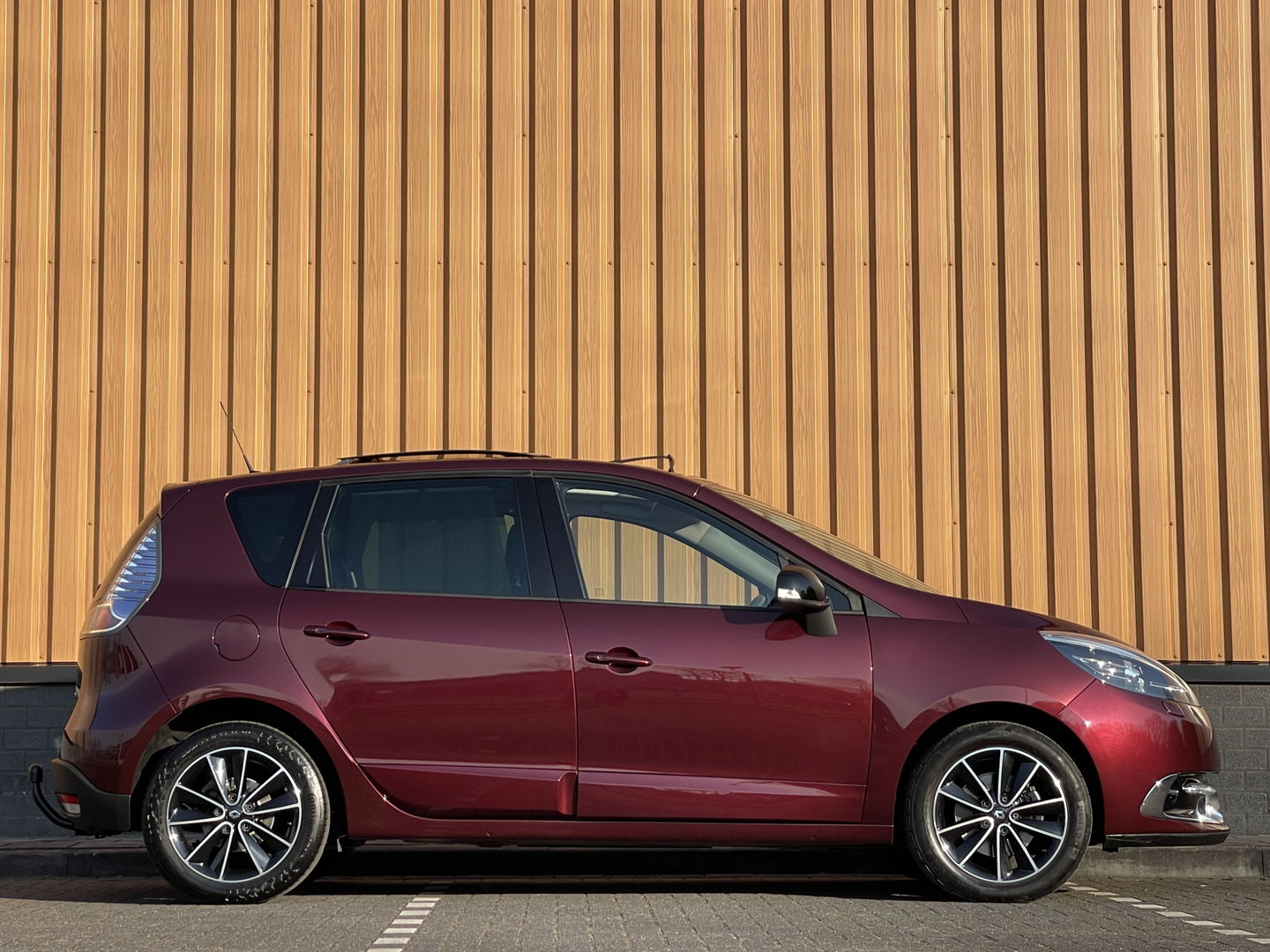 Renault Scénic 2.0 Bose | Automaat | Panoramadak | 17'' lichtmetaal | Trekhaak | Bose | Navigatie | Origineel Nederlands | Isofix |