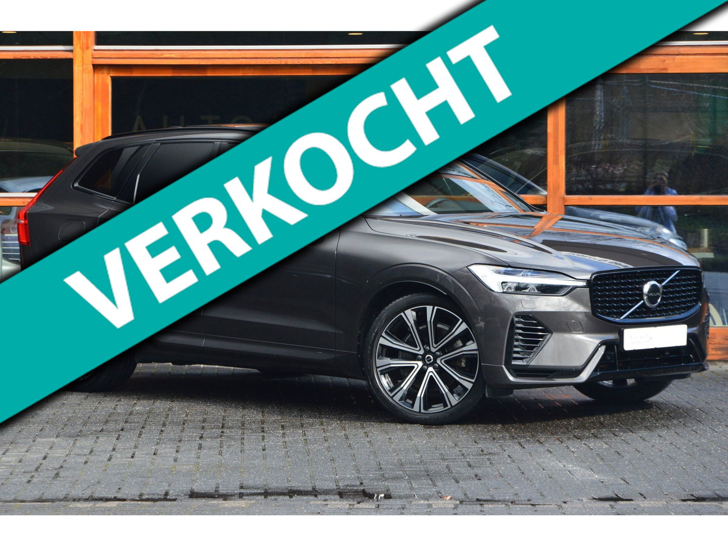 Volvo XC60 T6 Hybride AWD Plus Dark LONG RANGE | Luchtvering | Panoramadak | Trekhaak | Camera | Stoel + Stuur Verwarmd |