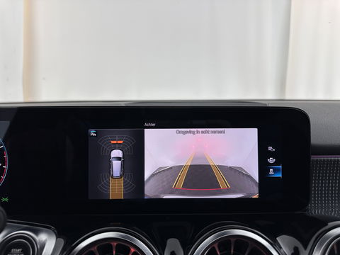 Mercedes-Benz GLB 200 Business Solution Luxury (INCL-BTW) *PANO | LEATHER | FULL-LED | AMBIENTLIGHT | HEATED-SPORTSEATS | WIDESCREEN-DIGICOCKPIT | DAB+ | NAVI-FULLMAP | CAMERA | PRIVACYGLASS | LANE-ASSIST | DYNAMIC-SELECT | 18'