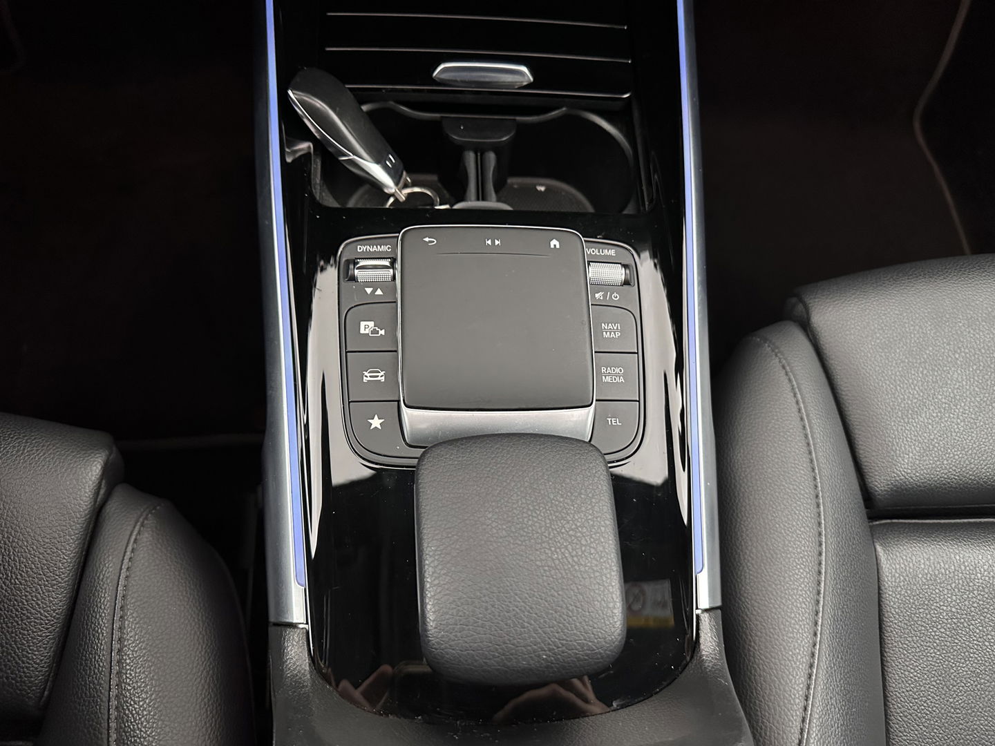 Mercedes-Benz GLB 200 Business Solution Luxury (INCL-BTW) *PANO | LEATHER | FULL-LED | AMBIENTLIGHT | HEATED-SPORTSEATS | WIDESCREEN-DIGICOCKPIT | DAB+ | NAVI-FULLMAP | CAMERA | PRIVACYGLASS | LANE-ASSIST | DYNAMIC-SELECT | 18'