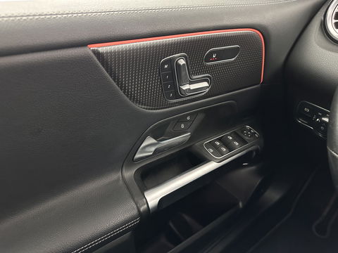 Mercedes-Benz GLB 200 Business Solution Luxury (INCL-BTW) *PANO | LEATHER | FULL-LED | AMBIENTLIGHT | HEATED-SPORTSEATS | WIDESCREEN-DIGICOCKPIT | DAB+ | NAVI-FULLMAP | CAMERA | PRIVACYGLASS | LANE-ASSIST | DYNAMIC-SELECT | 18'