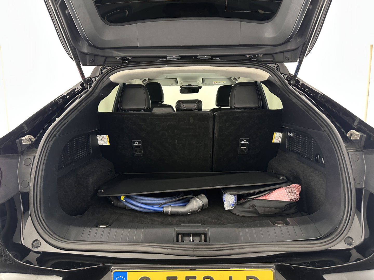 Ford Mustang Mach-E RWD 75 kWh [ 3-Fase-11kW] {SOH-89%} (INCL.BTW) *LEATHER | FULL-LED | DAB | DIGI-COCKPIT | KEYLESS | NAVI-FULLMAP | CARPLAY | HEATED-COMFORTSEATS | TOPVIEW | ADAPTIVE-CRUISE | PRIVACY-GLASS | 18'' ALU*