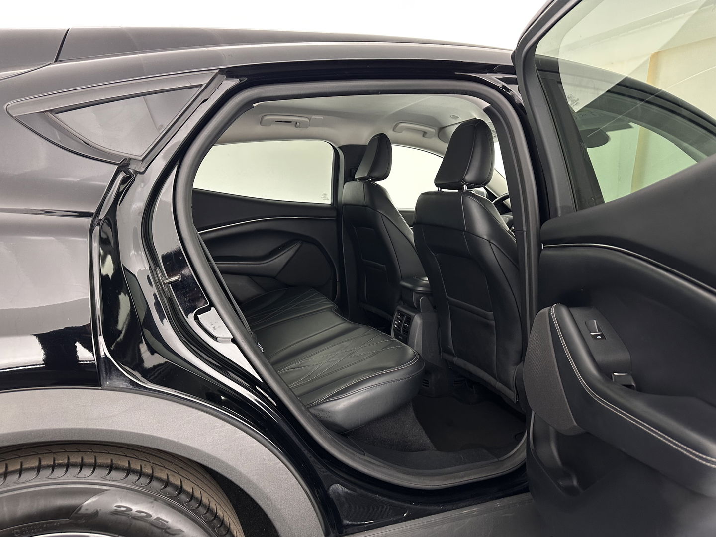 Ford Mustang Mach-E RWD 75 kWh [ 3-Fase-11kW] {SOH-89%} (INCL.BTW) *LEATHER | FULL-LED | DAB | DIGI-COCKPIT | KEYLESS | NAVI-FULLMAP | CARPLAY | HEATED-COMFORTSEATS | TOPVIEW | ADAPTIVE-CRUISE | PRIVACY-GLASS | 18'' ALU*