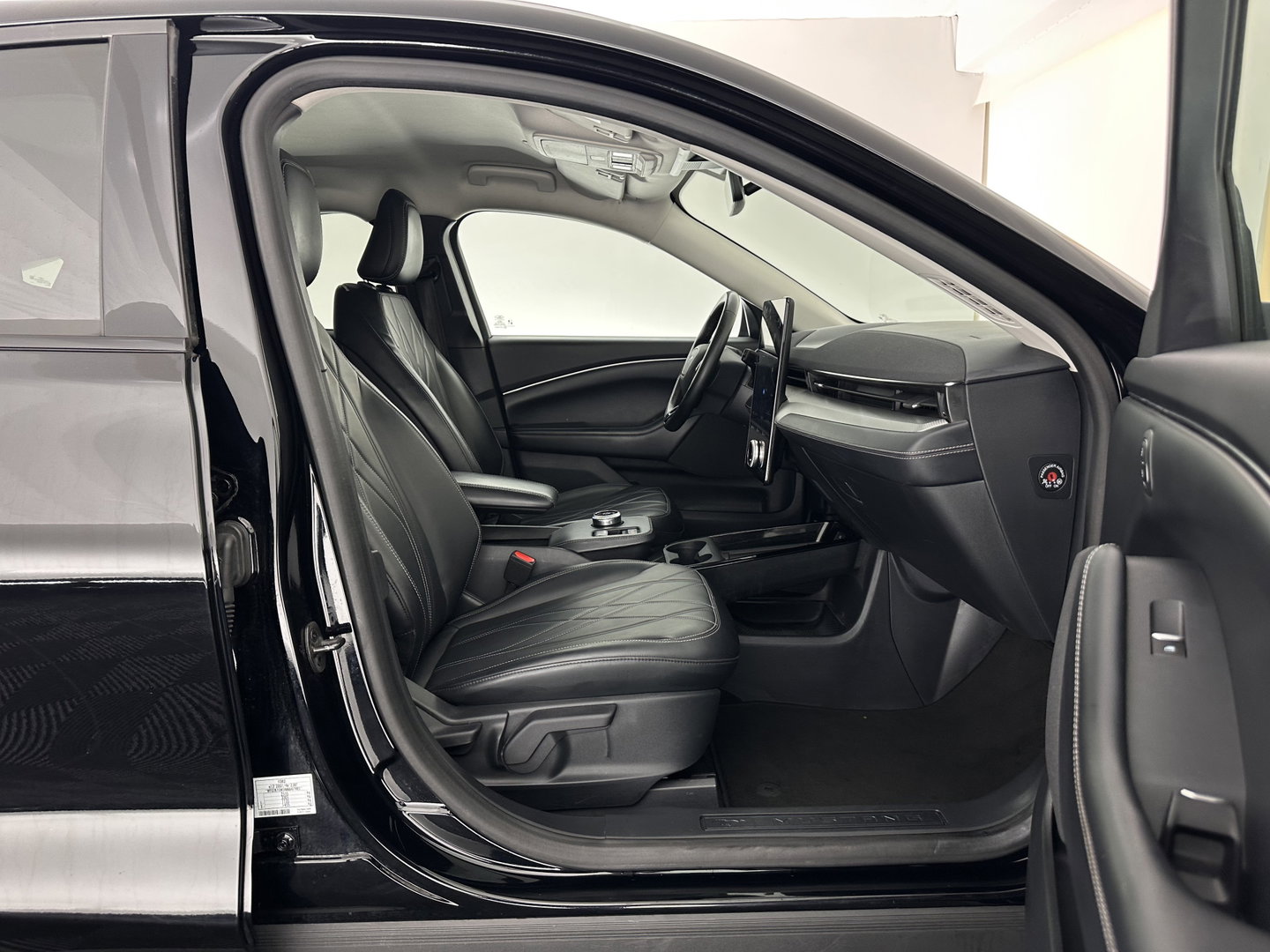 Ford Mustang Mach-E RWD 75 kWh [ 3-Fase-11kW] {SOH-89%} (INCL.BTW) *LEATHER | FULL-LED | DAB | DIGI-COCKPIT | KEYLESS | NAVI-FULLMAP | CARPLAY | HEATED-COMFORTSEATS | TOPVIEW | ADAPTIVE-CRUISE | PRIVACY-GLASS | 18'' ALU*