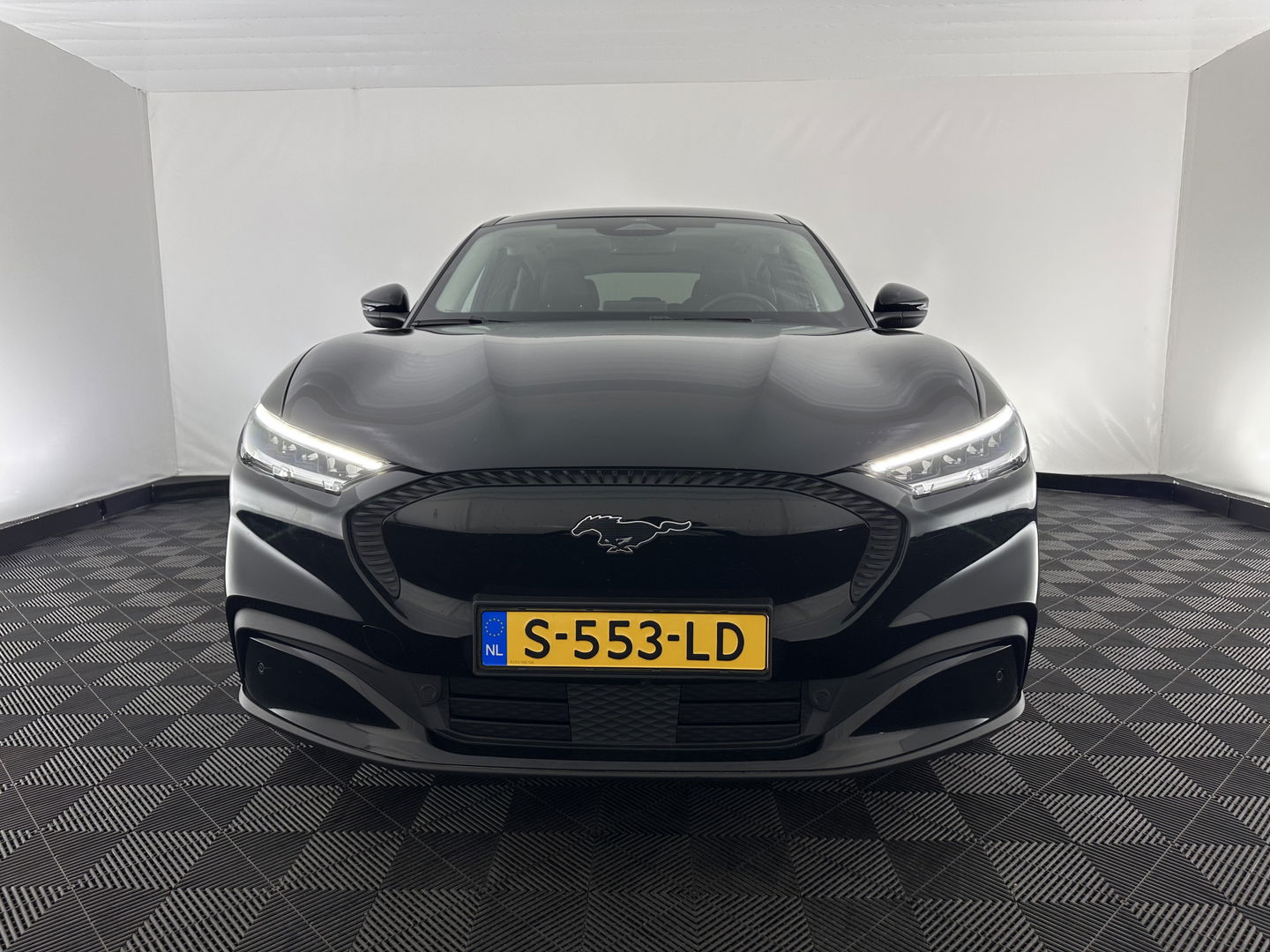 Ford Mustang Mach-E RWD 75 kWh [ 3-Fase-11kW] {SOH-89%} (INCL.BTW) *LEATHER | FULL-LED | DAB | DIGI-COCKPIT | KEYLESS | NAVI-FULLMAP | CARPLAY | HEATED-COMFORTSEATS | TOPVIEW | ADAPTIVE-CRUISE | PRIVACY-GLASS | 18'' ALU*