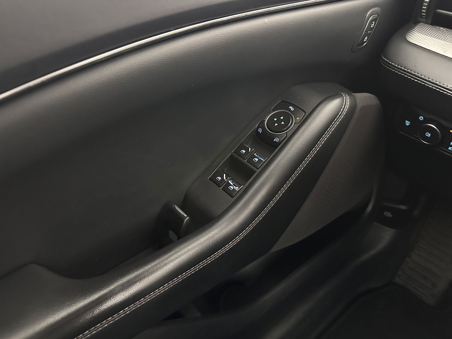 Ford Mustang Mach-E RWD 75 kWh [ 3-Fase-11kW] {SOH-89%} (INCL.BTW) *LEATHER | FULL-LED | DAB | DIGI-COCKPIT | KEYLESS | NAVI-FULLMAP | CARPLAY | HEATED-COMFORTSEATS | TOPVIEW | ADAPTIVE-CRUISE | PRIVACY-GLASS | 18'' ALU*