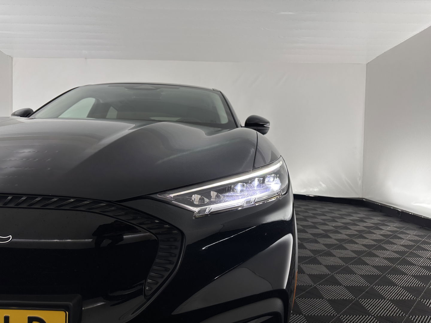 Ford Mustang Mach-E RWD 75 kWh [ 3-Fase-11kW] {SOH-89%} (INCL.BTW) *LEATHER | FULL-LED | DAB | DIGI-COCKPIT | KEYLESS | NAVI-FULLMAP | CARPLAY | HEATED-COMFORTSEATS | TOPVIEW | ADAPTIVE-CRUISE | PRIVACY-GLASS | 18'' ALU*