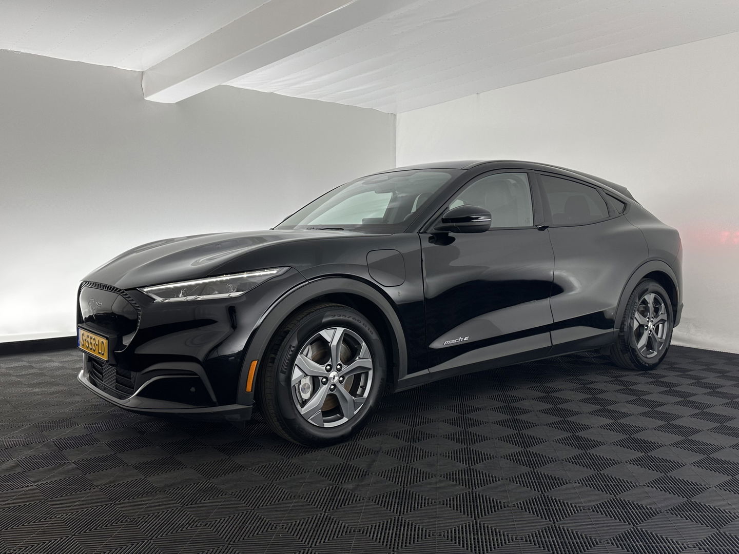 Ford Mustang Mach-E RWD 75 kWh [ 3-Fase-11kW] {SOH-89%} (INCL.BTW) *LEATHER | FULL-LED | DAB | DIGI-COCKPIT | KEYLESS | NAVI-FULLMAP | CARPLAY | HEATED-COMFORTSEATS | TOPVIEW | ADAPTIVE-CRUISE | PRIVACY-GLASS | 18'' ALU*