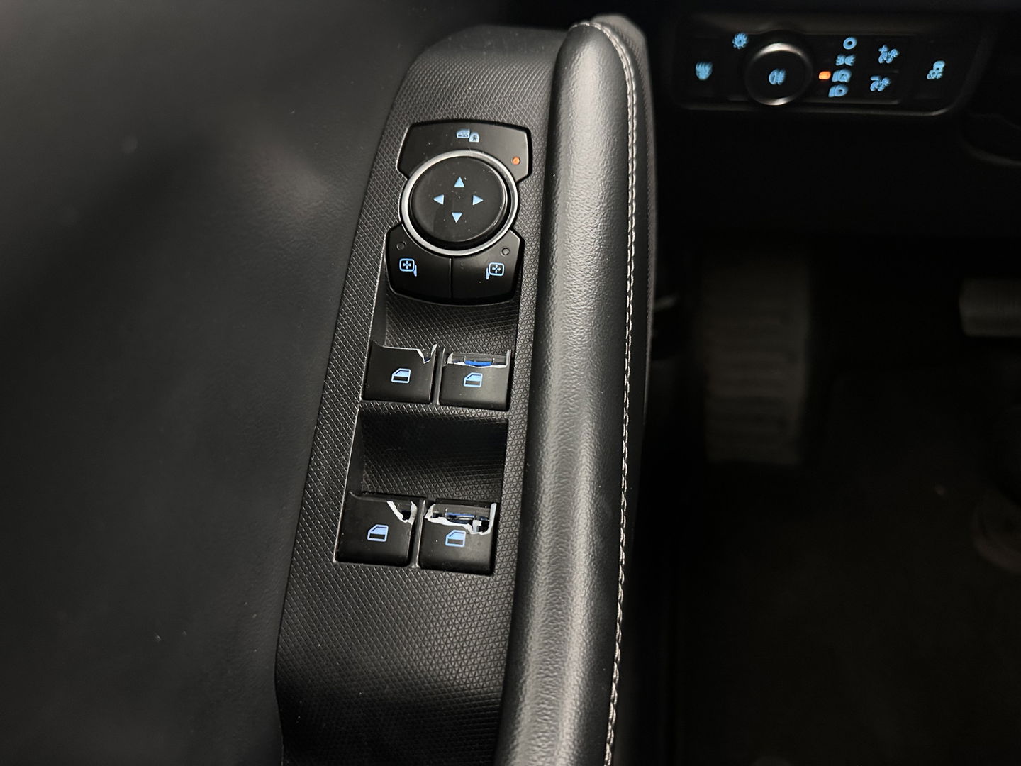 Ford Mustang Mach-E RWD 75 kWh [ 3-Fase-11kW] {SOH-89%} (INCL.BTW) *LEATHER | FULL-LED | DAB | DIGI-COCKPIT | KEYLESS | NAVI-FULLMAP | CARPLAY | HEATED-COMFORTSEATS | TOPVIEW | ADAPTIVE-CRUISE | PRIVACY-GLASS | 18'' ALU*