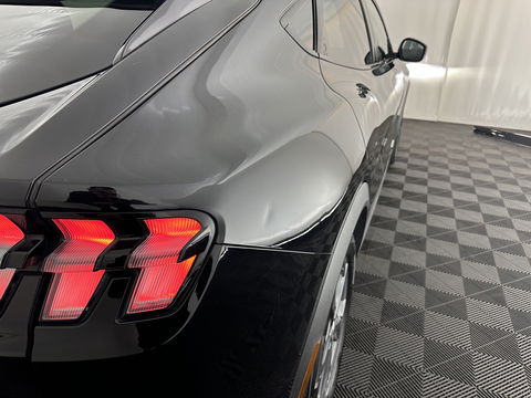 Ford Mustang Mach-E RWD 75 kWh [ 3-Fase-11kW] {SOH-89%} (INCL.BTW) *LEATHER | FULL-LED | DAB | DIGI-COCKPIT | KEYLESS | NAVI-FULLMAP | CARPLAY | HEATED-COMFORTSEATS | TOPVIEW | ADAPTIVE-CRUISE | PRIVACY-GLASS | 18'' ALU*