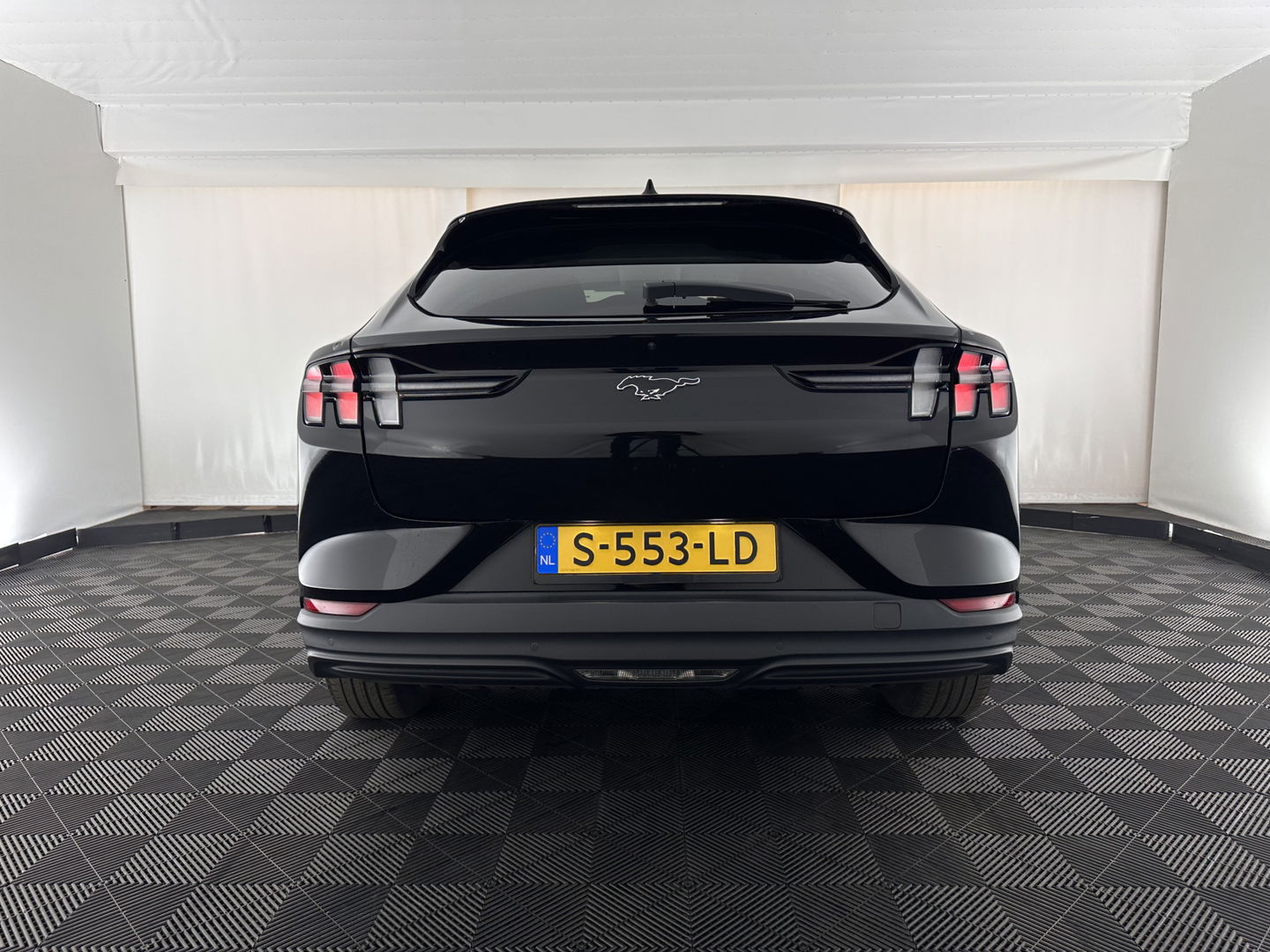 Ford Mustang Mach-E RWD 75 kWh [ 3-Fase-11kW] {SOH-89%} (INCL.BTW) *LEATHER | FULL-LED | DAB | DIGI-COCKPIT | KEYLESS | NAVI-FULLMAP | CARPLAY | HEATED-COMFORTSEATS | TOPVIEW | ADAPTIVE-CRUISE | PRIVACY-GLASS | 18'' ALU*