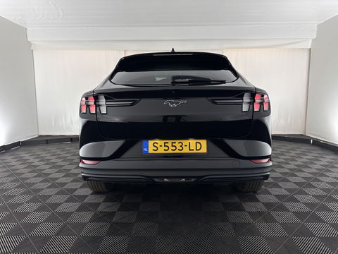 Ford Mustang Mach-E RWD 75 kWh [ 3-Fase-11kW] {SOH-89%} (INCL.BTW) *LEATHER | FULL-LED | DAB | DIGI-COCKPIT | KEYLESS | NAVI-FULLMAP | CARPLAY | HEATED-COMFORTSEATS | TOPVIEW | ADAPTIVE-CRUISE | PRIVACY-GLASS | 18'' ALU*