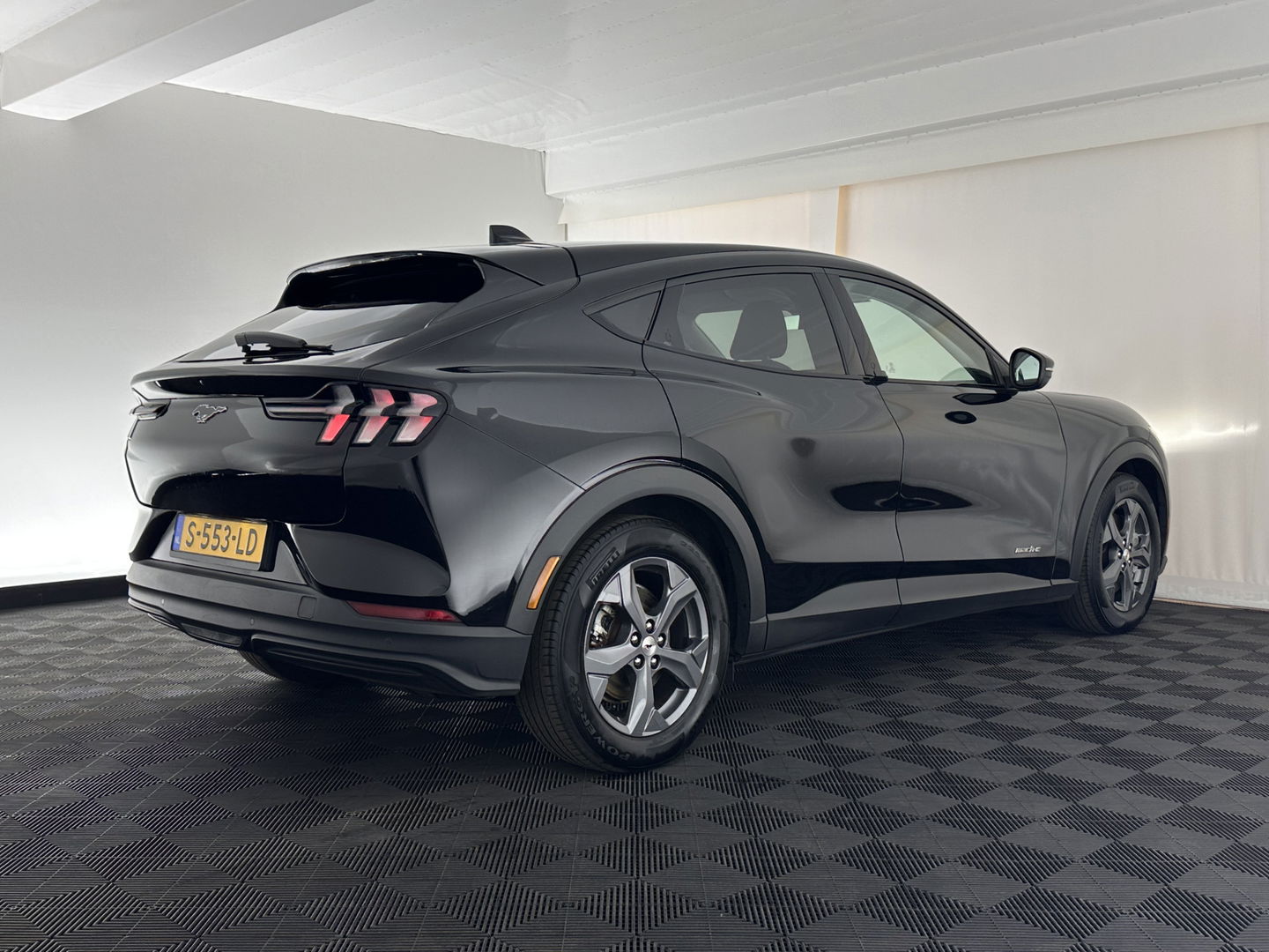 Ford Mustang Mach-E RWD 75 kWh [ 3-Fase-11kW] {SOH-89%} (INCL.BTW) *LEATHER | FULL-LED | DAB | DIGI-COCKPIT | KEYLESS | NAVI-FULLMAP | CARPLAY | HEATED-COMFORTSEATS | TOPVIEW | ADAPTIVE-CRUISE | PRIVACY-GLASS | 18'' ALU*