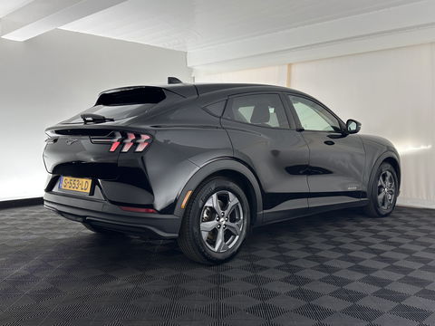 Ford Mustang Mach-E RWD 75 kWh [ 3-Fase-11kW] {SOH-89%} (INCL.BTW) *LEATHER | FULL-LED | DAB | DIGI-COCKPIT | KEYLESS | NAVI-FULLMAP | CARPLAY | HEATED-COMFORTSEATS | TOPVIEW | ADAPTIVE-CRUISE | PRIVACY-GLASS | 18'' ALU*