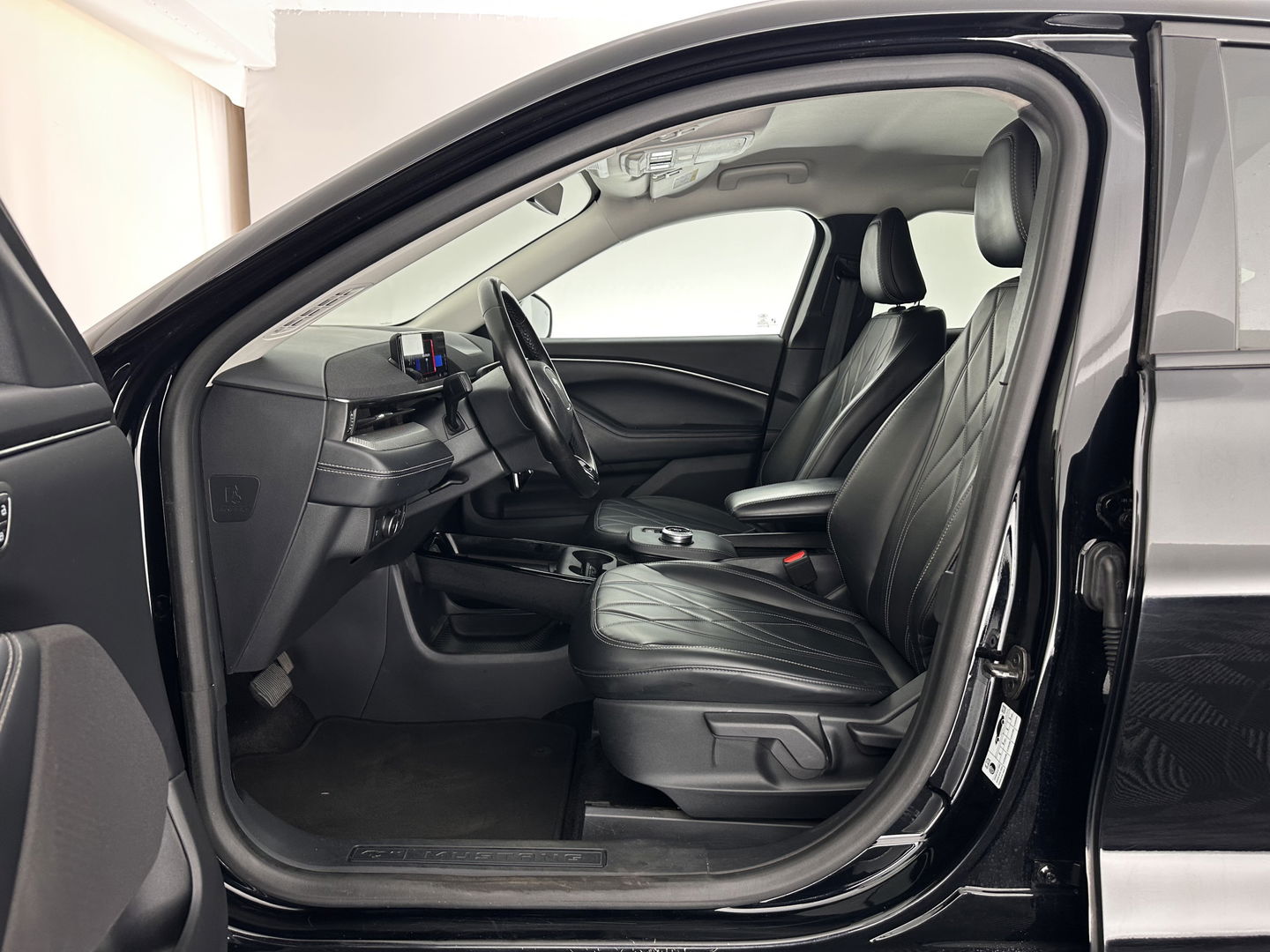 Ford Mustang Mach-E RWD 75 kWh [ 3-Fase-11kW] {SOH-89%} (INCL.BTW) *LEATHER | FULL-LED | DAB | DIGI-COCKPIT | KEYLESS | NAVI-FULLMAP | CARPLAY | HEATED-COMFORTSEATS | TOPVIEW | ADAPTIVE-CRUISE | PRIVACY-GLASS | 18'' ALU*