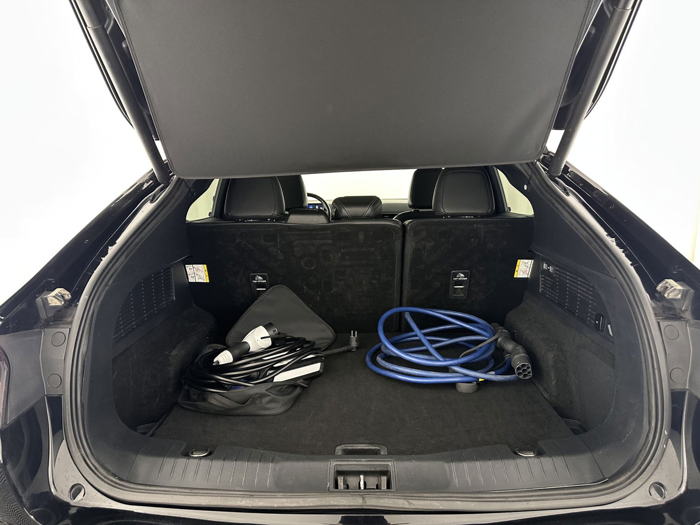 Ford Mustang Mach-E RWD 75 kWh [ 3-Fase-11kW] {SOH-86%} (INCL.BTW) *LEATHER | FULL-LED | DAB | DIGI-COCKPIT | KEYLESS | NAVI-FULLMAP | CARPLAY | HEATED-COMFORTSEATS | TOPVIEW | ADAPTIVE-CRUISE | PRIVACY-GLASS | 18'' ALU*