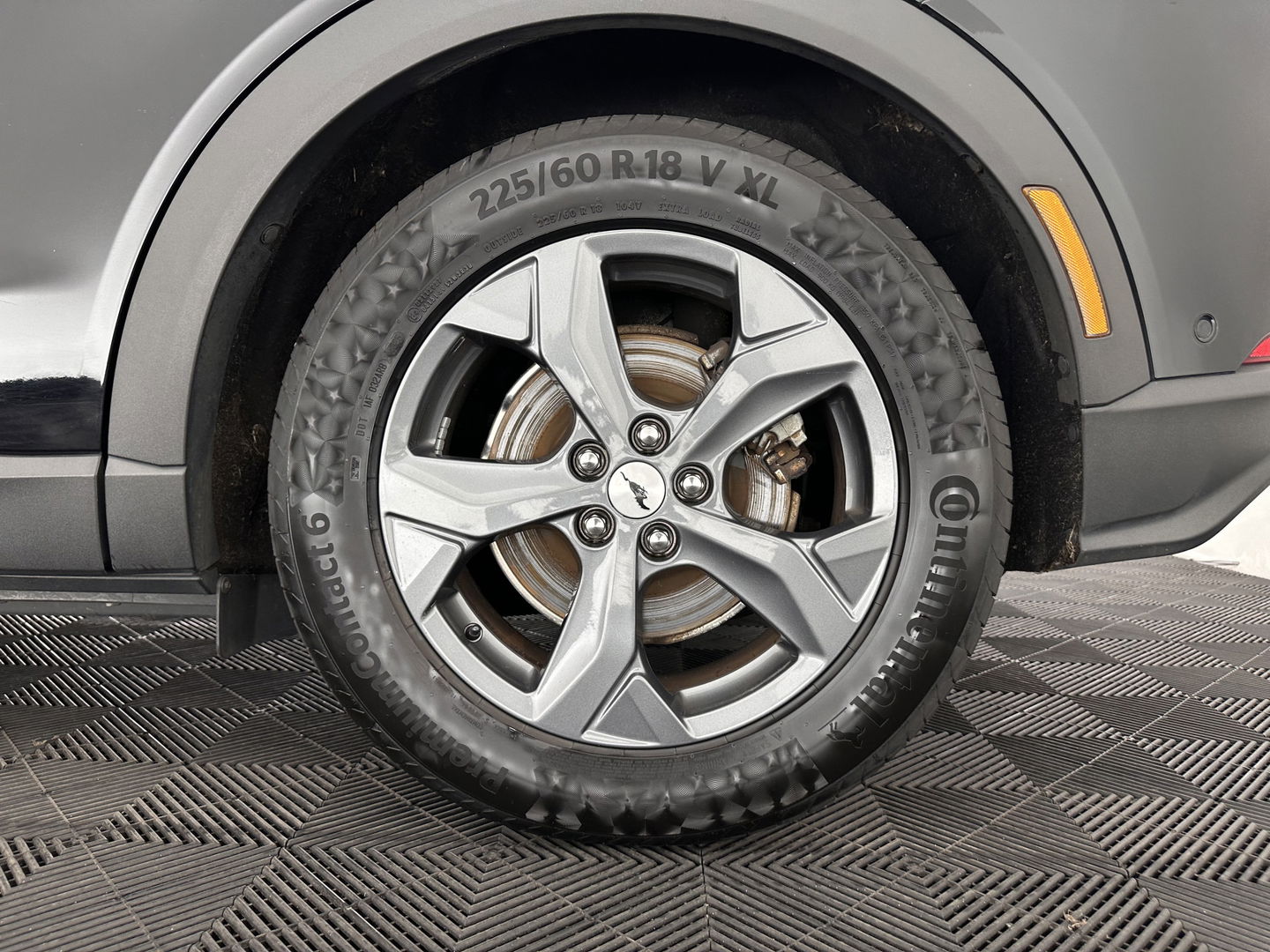 Ford Mustang Mach-E RWD 75 kWh [ 3-Fase-11kW] {SOH-86%} (INCL.BTW) *LEATHER | FULL-LED | DAB | DIGI-COCKPIT | KEYLESS | NAVI-FULLMAP | CARPLAY | HEATED-COMFORTSEATS | TOPVIEW | ADAPTIVE-CRUISE | PRIVACY-GLASS | 18'' ALU*