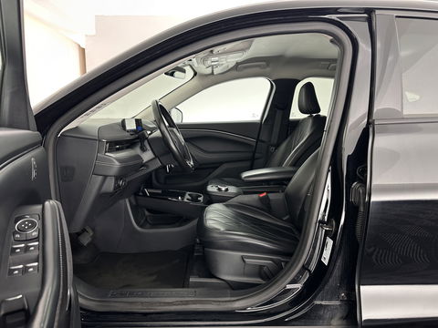 Ford Mustang Mach-E RWD 75 kWh [ 3-Fase-11kW] {SOH-86%} (INCL.BTW) *LEATHER | FULL-LED | DAB | DIGI-COCKPIT | KEYLESS | NAVI-FULLMAP | CARPLAY | HEATED-COMFORTSEATS | TOPVIEW | ADAPTIVE-CRUISE | PRIVACY-GLASS | 18'' ALU*