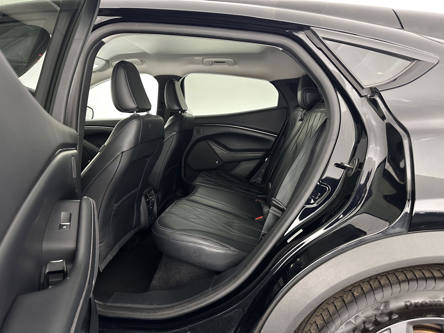 Ford Mustang Mach-E RWD 75 kWh [ 3-Fase-11kW] {SOH-86%} (INCL.BTW) *LEATHER | FULL-LED | DAB | DIGI-COCKPIT | KEYLESS | NAVI-FULLMAP | CARPLAY | HEATED-COMFORTSEATS | TOPVIEW | ADAPTIVE-CRUISE | PRIVACY-GLASS | 18'' ALU*