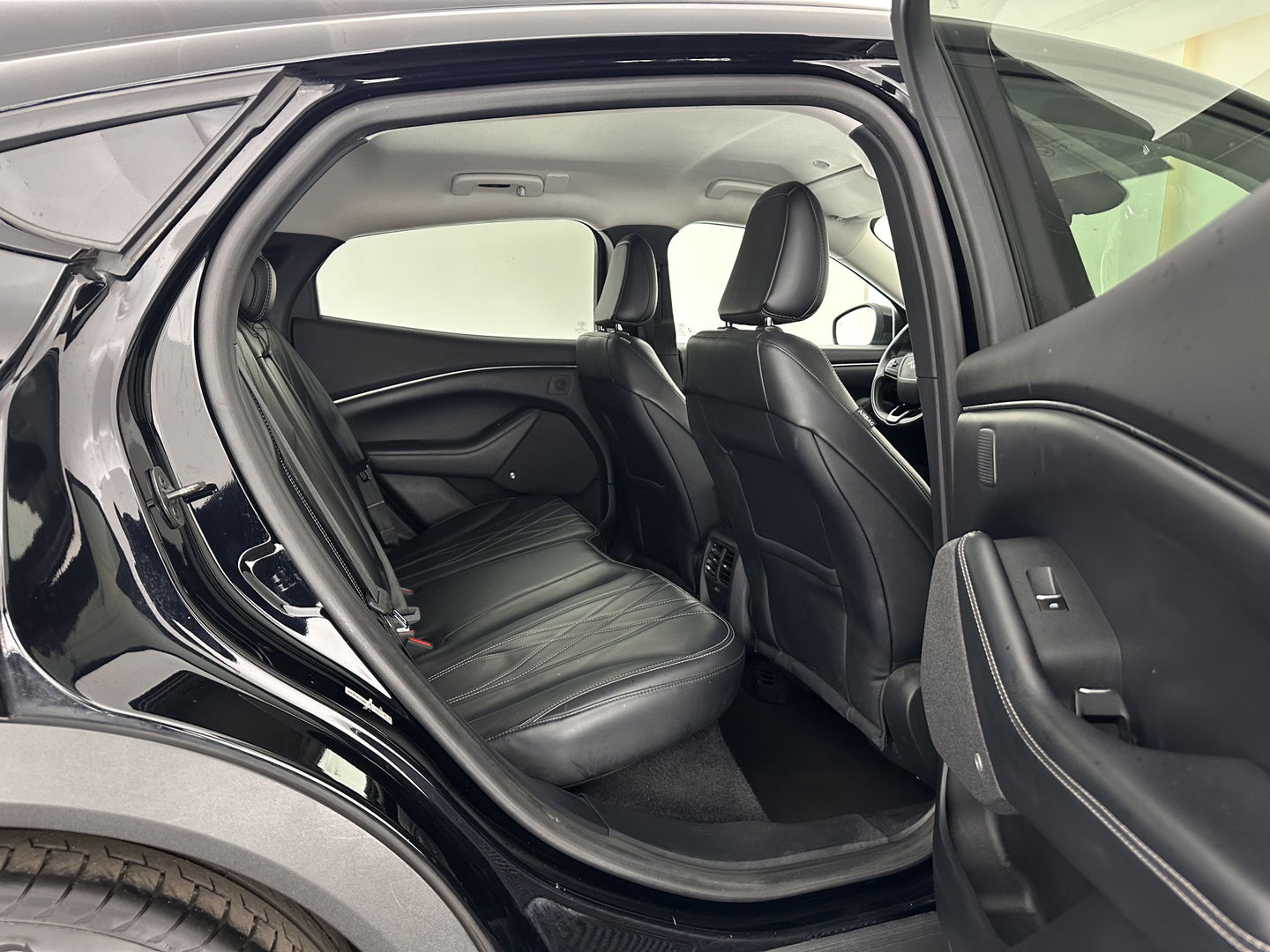 Ford Mustang Mach-E RWD 75 kWh [ 3-Fase-11kW] {SOH-86%} (INCL.BTW) *LEATHER | FULL-LED | DAB | DIGI-COCKPIT | KEYLESS | NAVI-FULLMAP | CARPLAY | HEATED-COMFORTSEATS | TOPVIEW | ADAPTIVE-CRUISE | PRIVACY-GLASS | 18'' ALU*