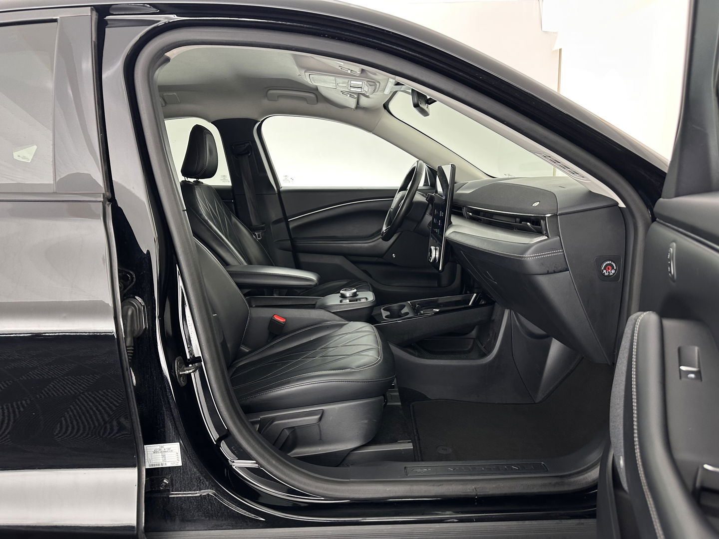 Ford Mustang Mach-E RWD 75 kWh [ 3-Fase-11kW] {SOH-86%} (INCL.BTW) *LEATHER | FULL-LED | DAB | DIGI-COCKPIT | KEYLESS | NAVI-FULLMAP | CARPLAY | HEATED-COMFORTSEATS | TOPVIEW | ADAPTIVE-CRUISE | PRIVACY-GLASS | 18'' ALU*