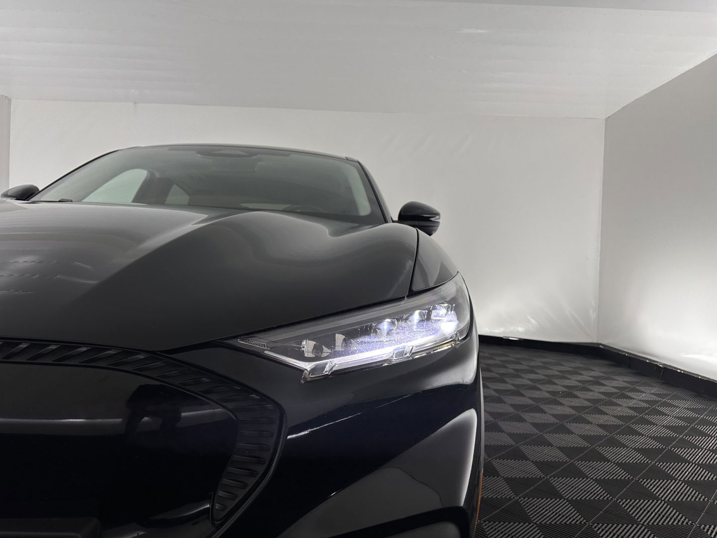 Ford Mustang Mach-E RWD 75 kWh [ 3-Fase-11kW] {SOH-86%} (INCL.BTW) *LEATHER | FULL-LED | DAB | DIGI-COCKPIT | KEYLESS | NAVI-FULLMAP | CARPLAY | HEATED-COMFORTSEATS | TOPVIEW | ADAPTIVE-CRUISE | PRIVACY-GLASS | 18'' ALU*