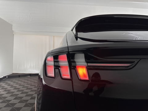 Ford Mustang Mach-E RWD 75 kWh [ 3-Fase-11kW] {SOH-86%} (INCL.BTW) *LEATHER | FULL-LED | DAB | DIGI-COCKPIT | KEYLESS | NAVI-FULLMAP | CARPLAY | HEATED-COMFORTSEATS | TOPVIEW | ADAPTIVE-CRUISE | PRIVACY-GLASS | 18'' ALU*