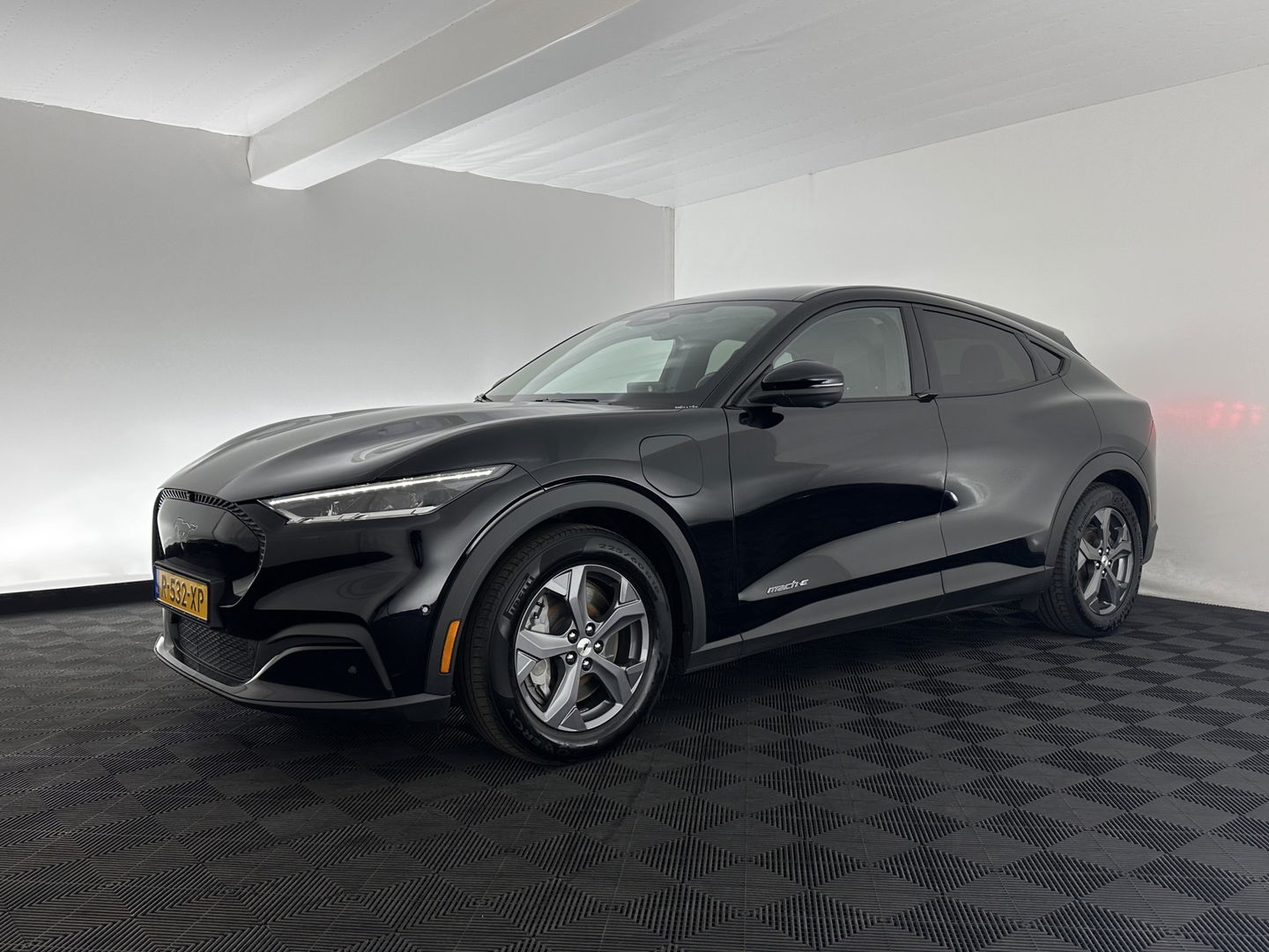 Ford Mustang Mach-E RWD 75 kWh [ 3-Fase-11kW] {SOH-86%} (INCL.BTW) *LEATHER | FULL-LED | DAB | DIGI-COCKPIT | KEYLESS | NAVI-FULLMAP | CARPLAY | HEATED-COMFORTSEATS | TOPVIEW | ADAPTIVE-CRUISE | PRIVACY-GLASS | 18'' ALU*