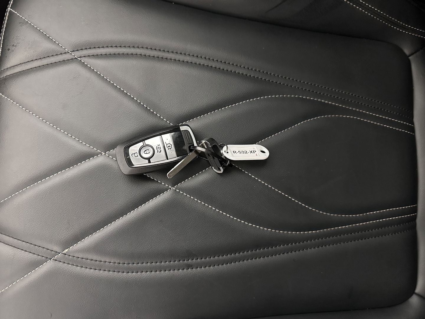 Ford Mustang Mach-E RWD 75 kWh [ 3-Fase-11kW] {SOH-86%} (INCL.BTW) *LEATHER | FULL-LED | DAB | DIGI-COCKPIT | KEYLESS | NAVI-FULLMAP | CARPLAY | HEATED-COMFORTSEATS | TOPVIEW | ADAPTIVE-CRUISE | PRIVACY-GLASS | 18'' ALU*