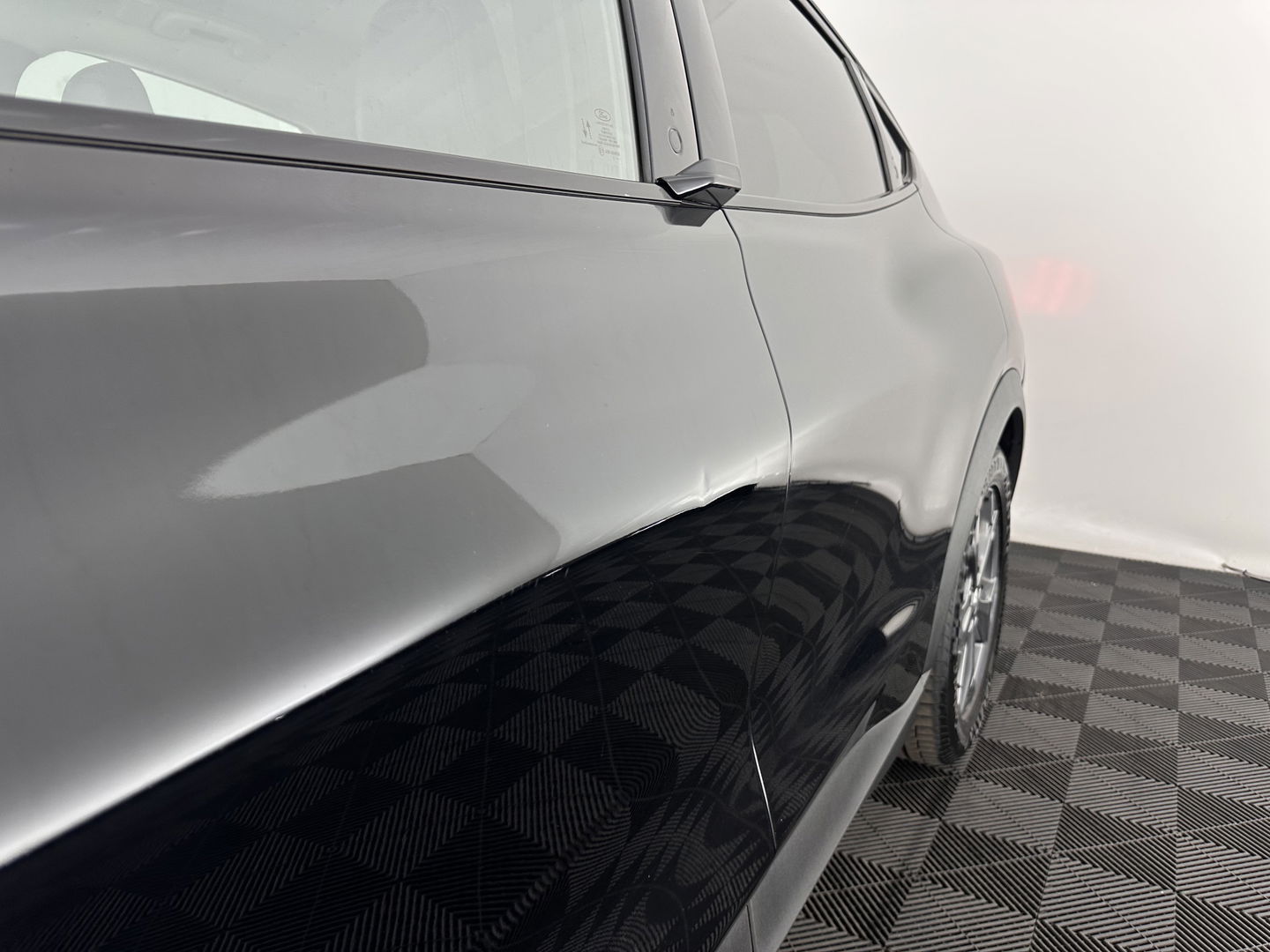 Ford Mustang Mach-E RWD 75 kWh [ 3-Fase-11kW] {SOH-86%} (INCL.BTW) *LEATHER | FULL-LED | DAB | DIGI-COCKPIT | KEYLESS | NAVI-FULLMAP | CARPLAY | HEATED-COMFORTSEATS | TOPVIEW | ADAPTIVE-CRUISE | PRIVACY-GLASS | 18'' ALU*