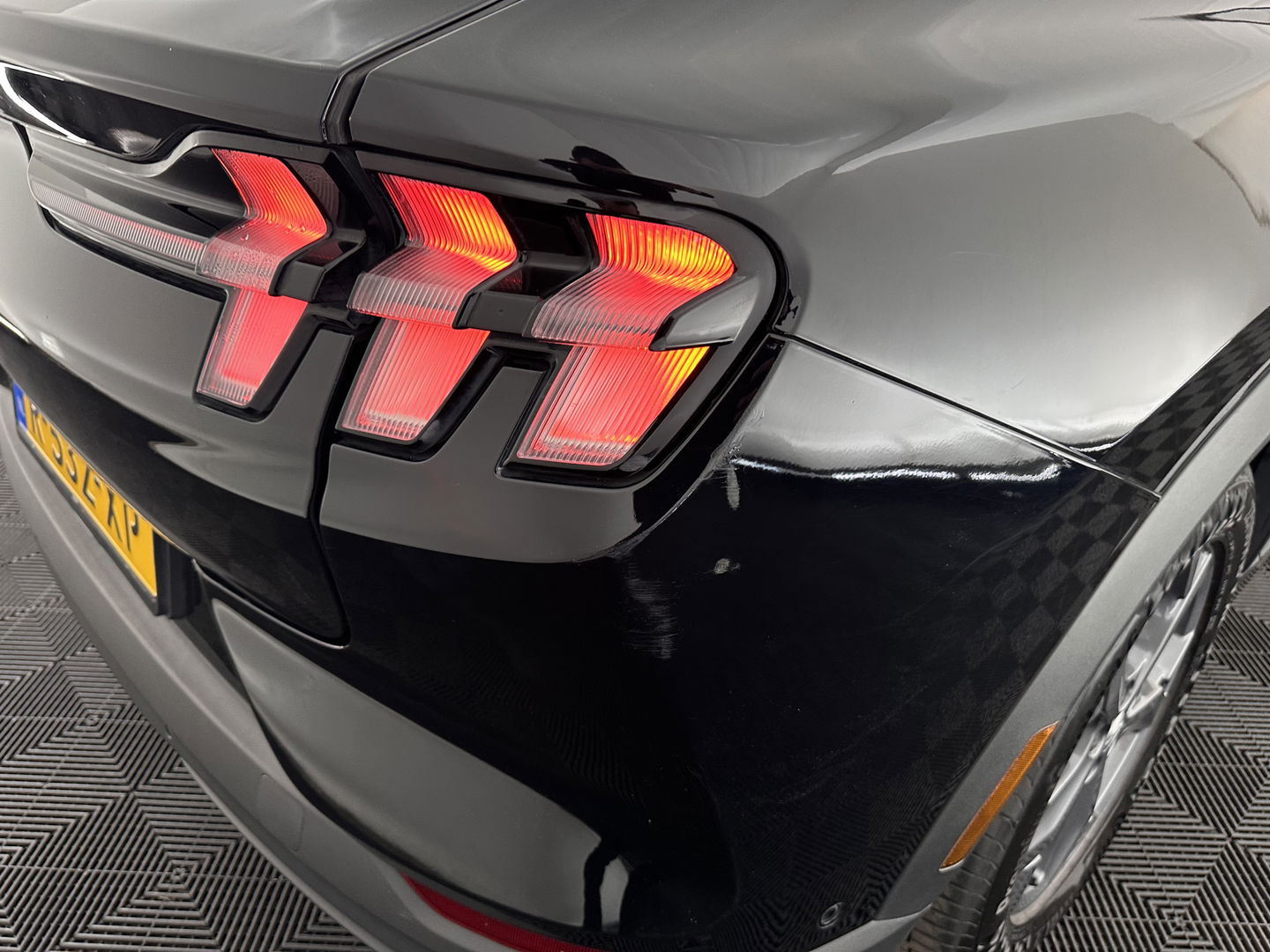 Ford Mustang Mach-E RWD 75 kWh [ 3-Fase-11kW] {SOH-86%} (INCL.BTW) *LEATHER | FULL-LED | DAB | DIGI-COCKPIT | KEYLESS | NAVI-FULLMAP | CARPLAY | HEATED-COMFORTSEATS | TOPVIEW | ADAPTIVE-CRUISE | PRIVACY-GLASS | 18'' ALU*