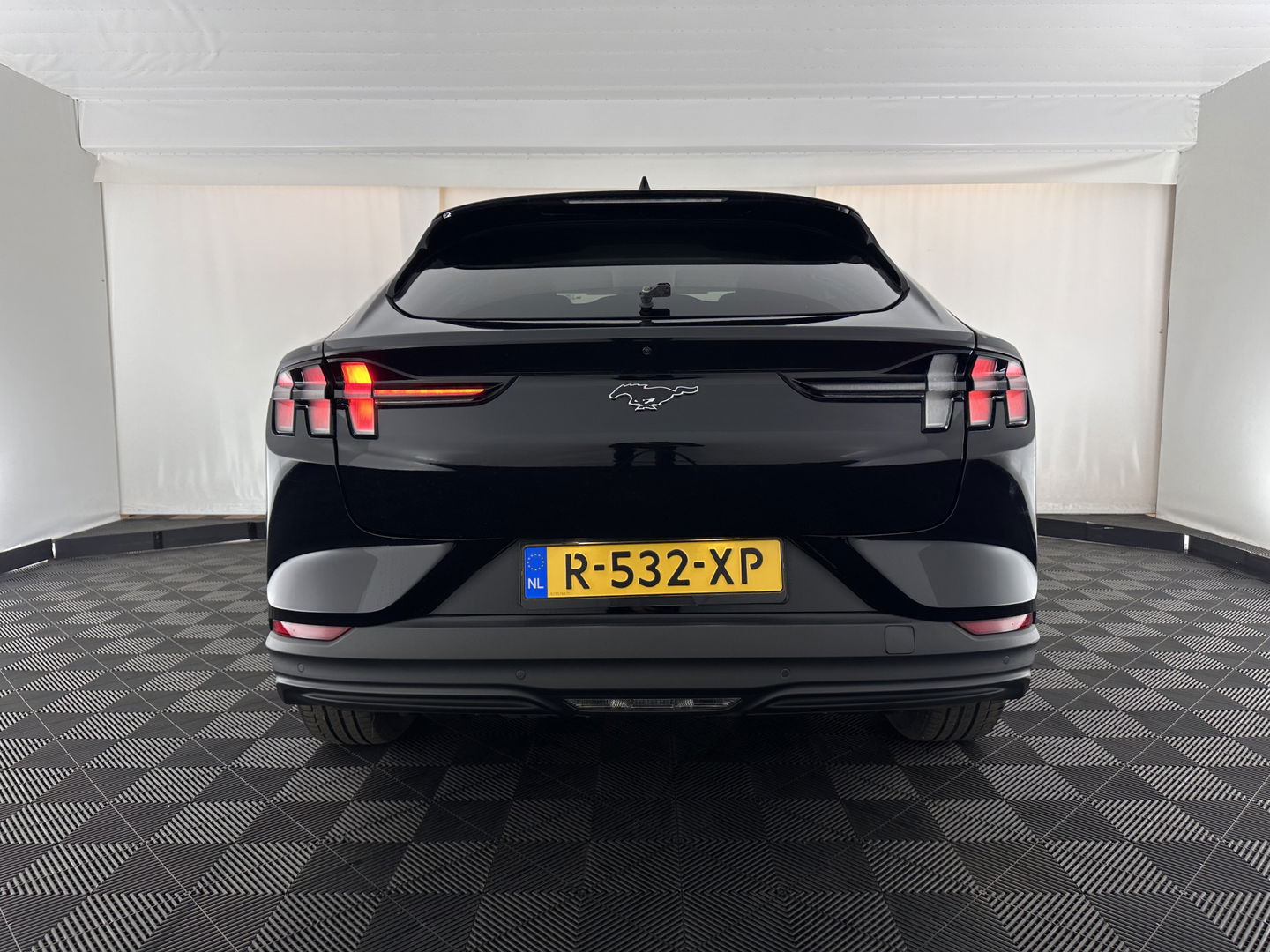 Ford Mustang Mach-E RWD 75 kWh [ 3-Fase-11kW] {SOH-86%} (INCL.BTW) *LEATHER | FULL-LED | DAB | DIGI-COCKPIT | KEYLESS | NAVI-FULLMAP | CARPLAY | HEATED-COMFORTSEATS | TOPVIEW | ADAPTIVE-CRUISE | PRIVACY-GLASS | 18'' ALU*