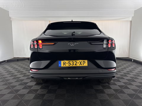 Ford Mustang Mach-E RWD 75 kWh [ 3-Fase-11kW] {SOH-86%} (INCL.BTW) *LEATHER | FULL-LED | DAB | DIGI-COCKPIT | KEYLESS | NAVI-FULLMAP | CARPLAY | HEATED-COMFORTSEATS | TOPVIEW | ADAPTIVE-CRUISE | PRIVACY-GLASS | 18'' ALU*